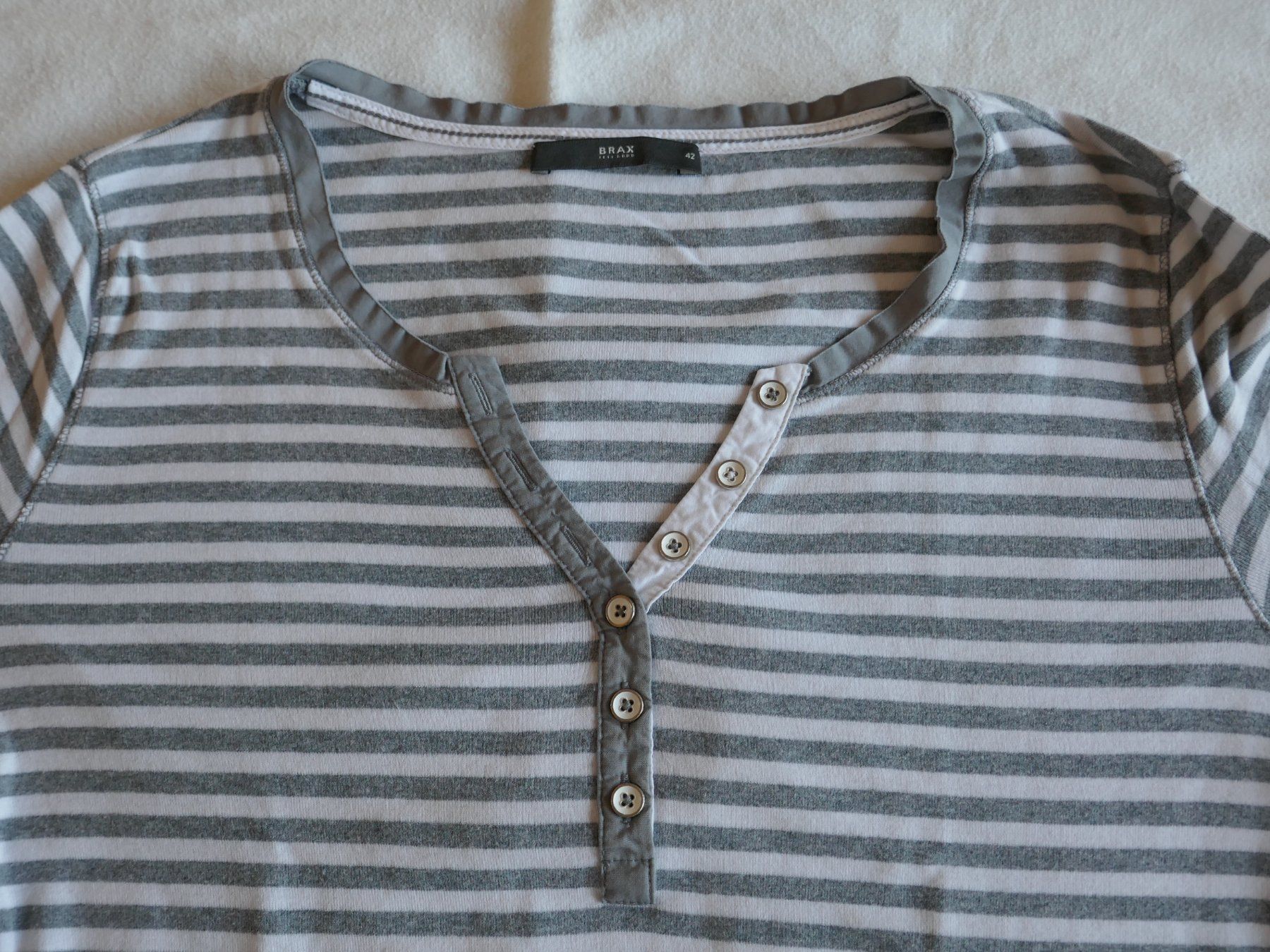 Brax T-shirt: BRAX  Damenshirt mit 3/4 Ärmel - grau/weiss – Usato da Volketswil venduto da Cobra22