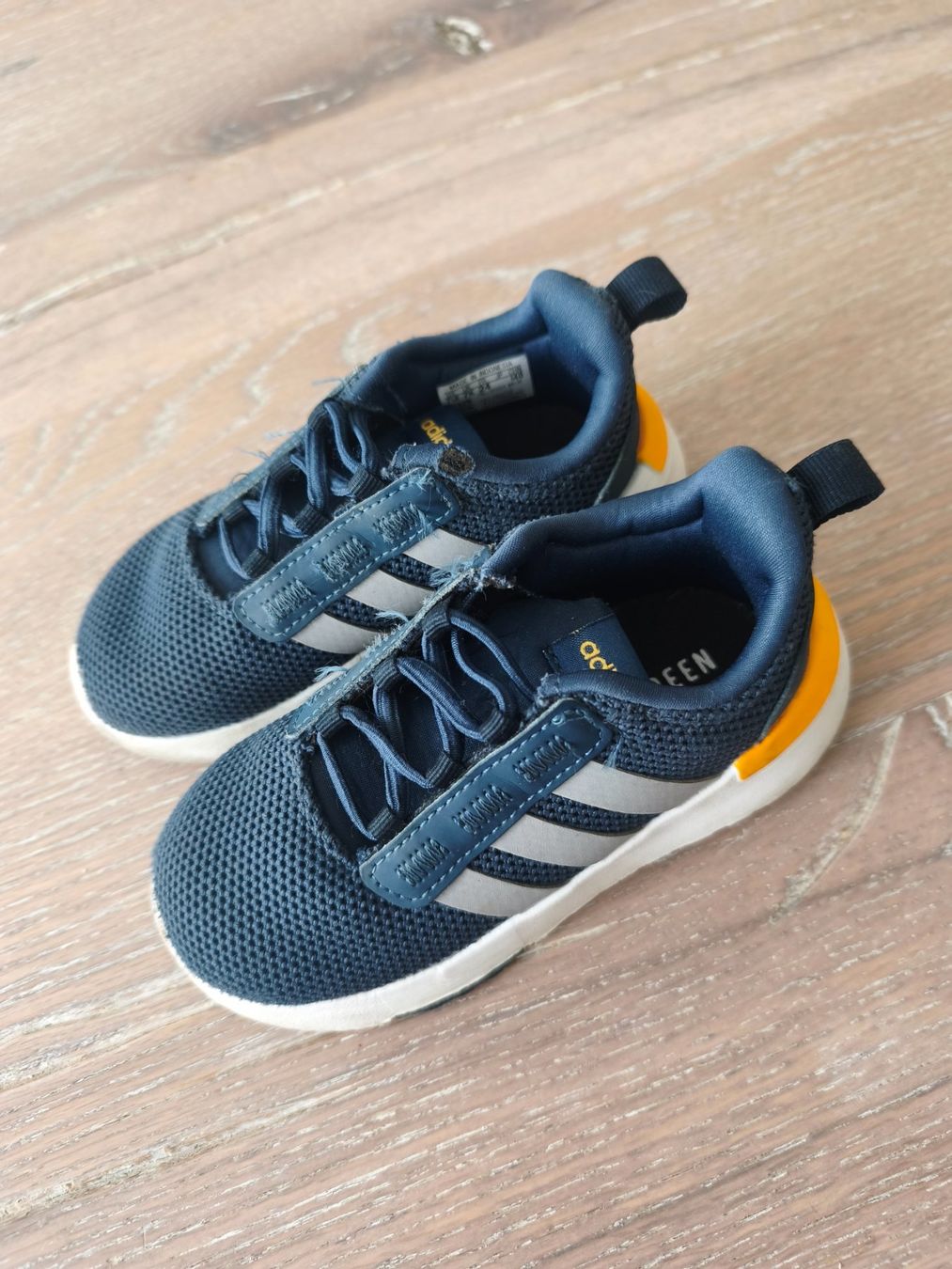 Adidas Chaussures garçon: Adidas Kinder-Sneaker Gr. 24 – D'occasion à Niederwangen BE par Alexma.90 2