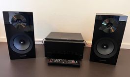 Samsung Stereoanlage mit 2 Lautsprechern und Fernbedienung