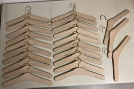 23x Holz-Kleiderbügel (42 cm) mit MESSINGHAKEN – Neuwertig