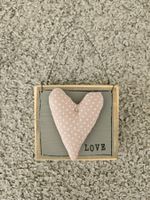 Herzige Deko-Holztafel "LOVE" mit Stoffherz, Handmade!