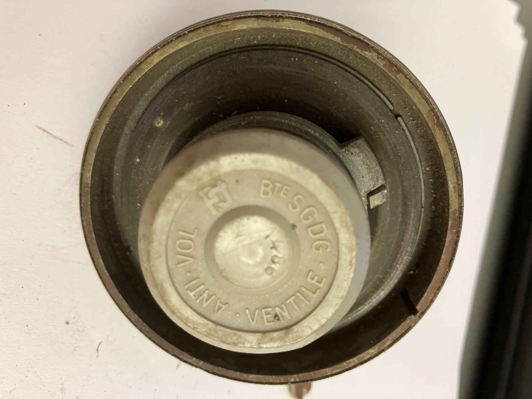 Renault Tutti pezzi di ricambio auto: Renault R6Tankdeckel Oldtimer mit 2 Schlüsseln – Usato da Dintikon venduto da roed 3