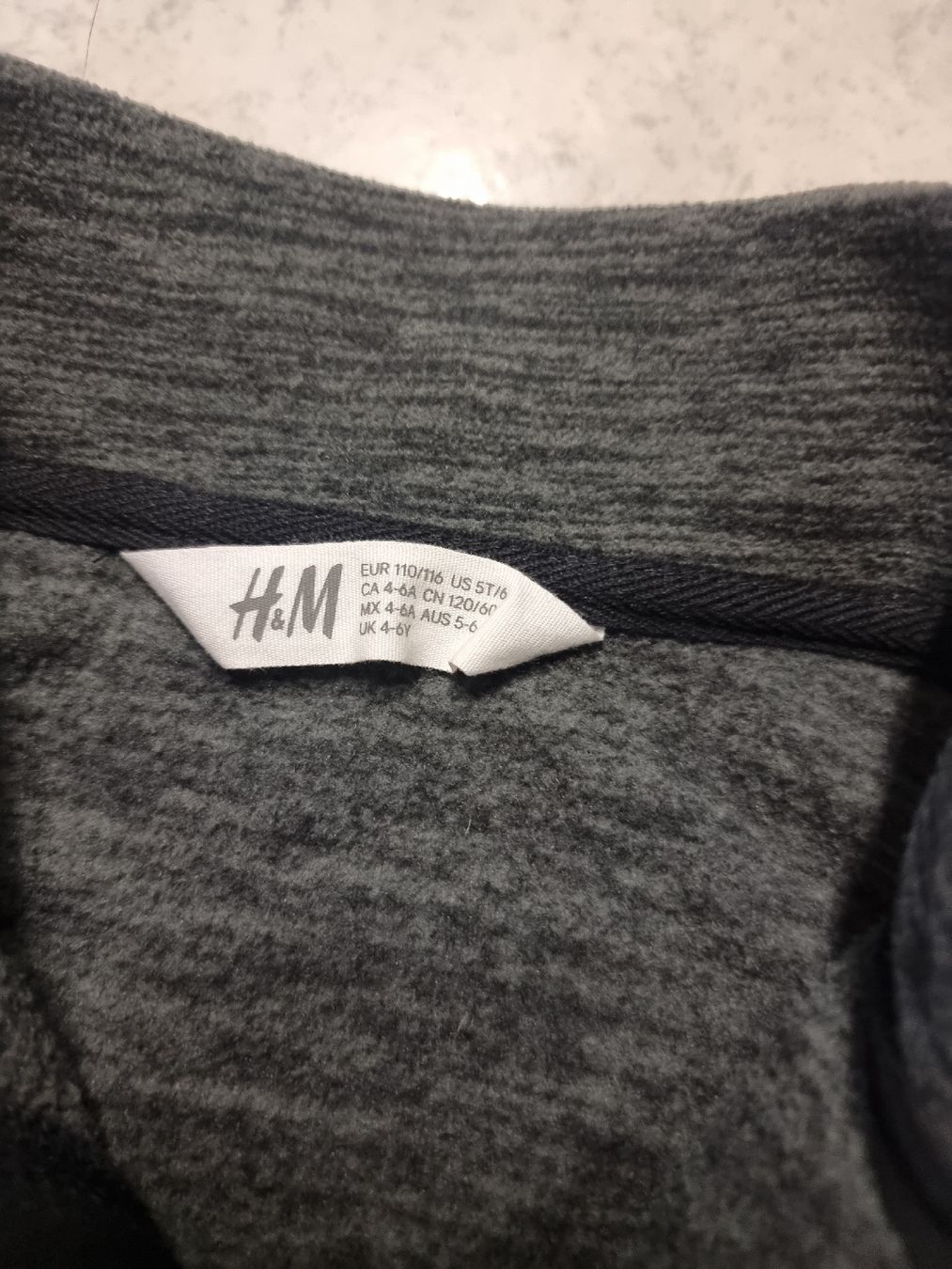H&M Giacche & Cappotti: H&M Fleecejacke, 110/116 – Usato da Buttikon SZ venduto da Limo180 1