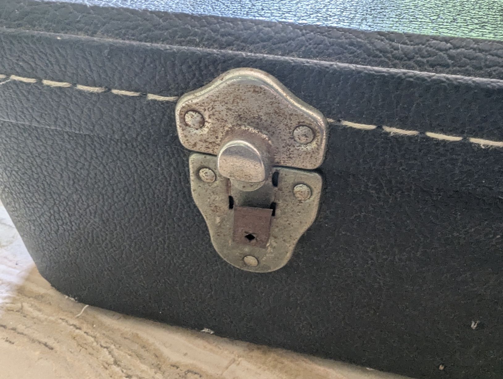 Valises de voyage: Westerngitarren-Koffer – D'occasion à Basel par ral_cxh6 2