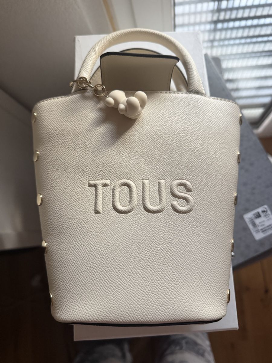 Borse da donna: White TOUS bucket bag with bear charm  – Nuovo e nell'imballaggio originale da Henniez venduto da kru_r8sj 3