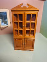 Puppenstube Eckmöbel Reutter: Miniatur-Vitrine aus Holz