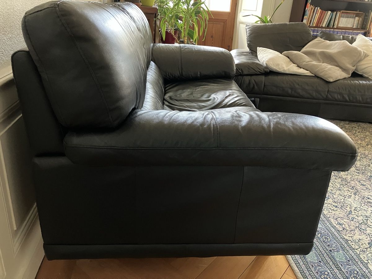 Sofas: Canapé noir 2 places – Gebraucht aus La Chaux-de-Fonds von lauramelie26 1