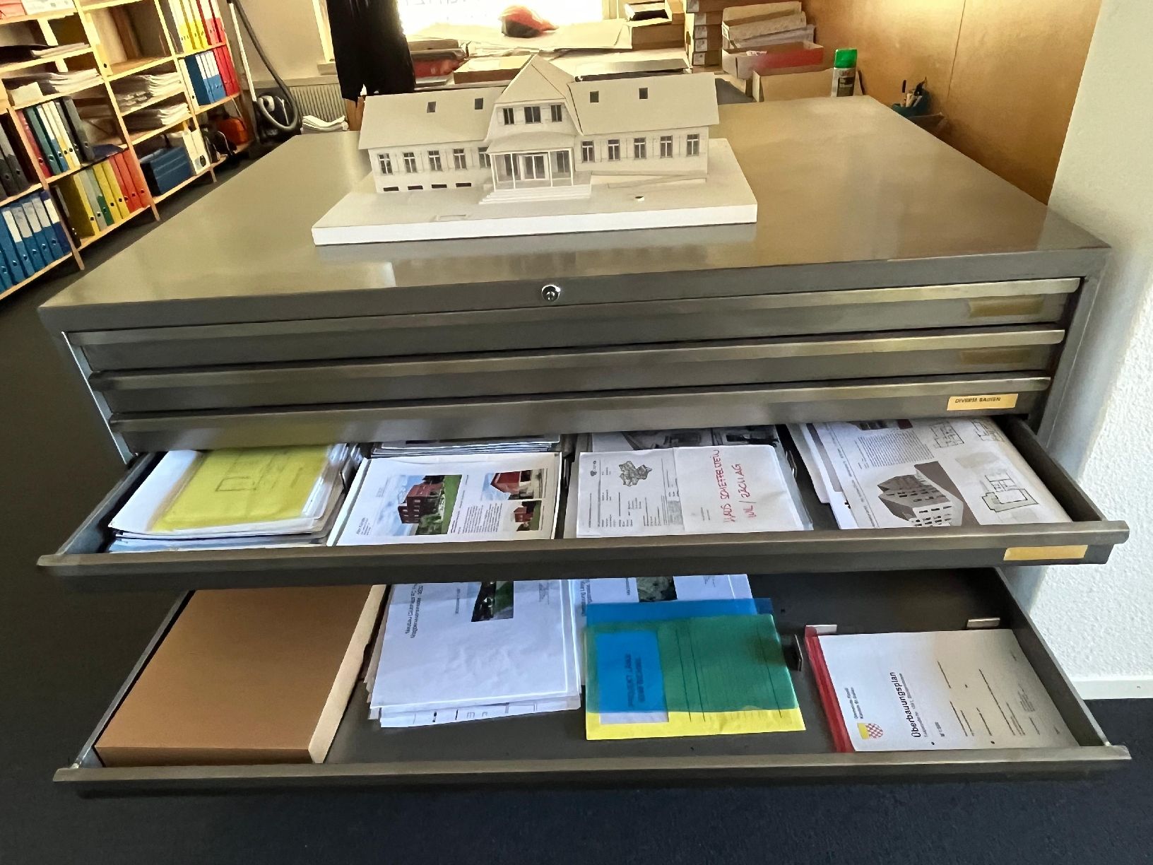 Armadi: Grosser Stahlzeichnungs- oder Planschrank mit 5 Schubladen – Usato da Flawil venduto da sim_xd55 2