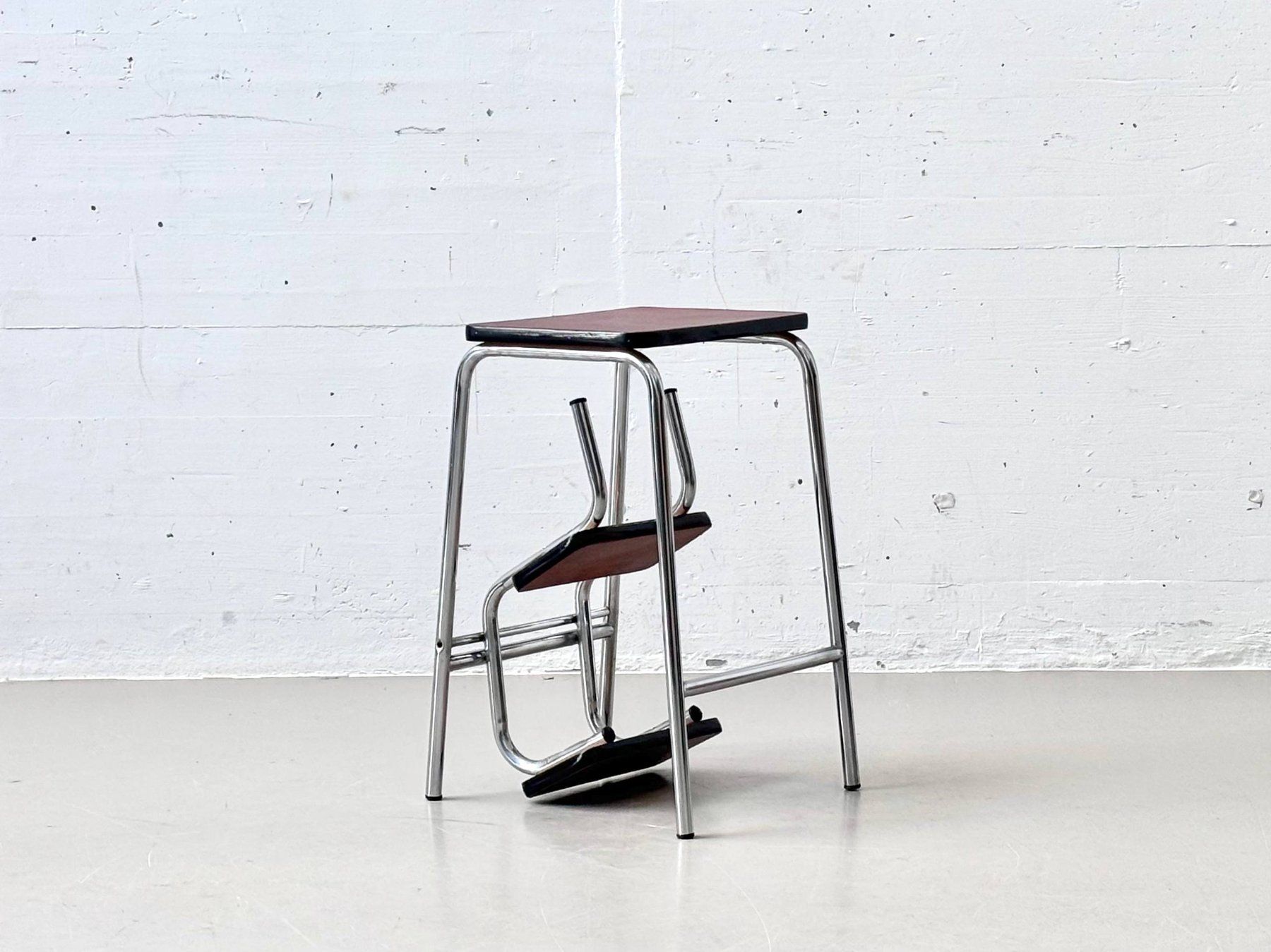 Sgabelli: Vintage Tritthocker mit braunem Kunstleder & Chromgestell – Usato da Zürich venduto da LeMoege