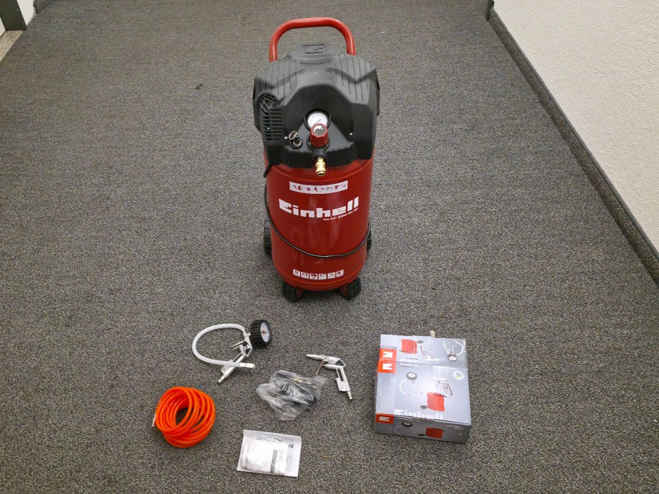 Einhell Kompressoren: Neuwertiger Kompressor Einhell 30 l, 8 bar + Druckluft-Set – Neu (gemäss Beschreibung) aus Baar von Thriftzilla 1