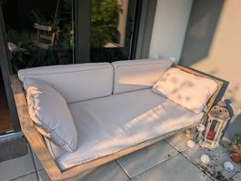 Balkon-/Gartensofa 2-Sitzer, Holz mit beigen Polstern