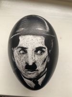 Porträt Charly Chaplin auf Ei, 90x55mm