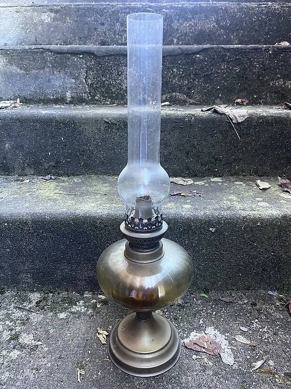 Lampade: Antike Petrollampe Messing Glas  – Usato da Schwarzenbach LU venduto da eminens