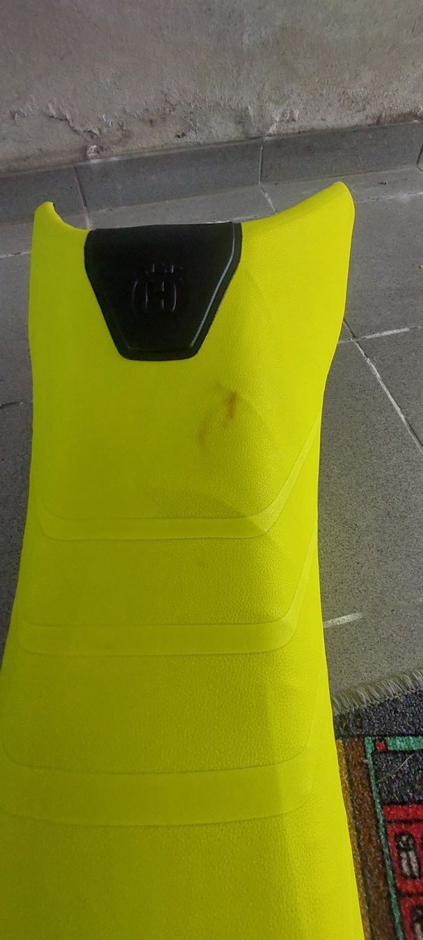 Husqvarna Tutti i ricambio per moto: Husqvarna 701 Sitz/Sattel mit Gel-Einlage – Usato da Aeschi SO venduto da Mr.Cornrows 6