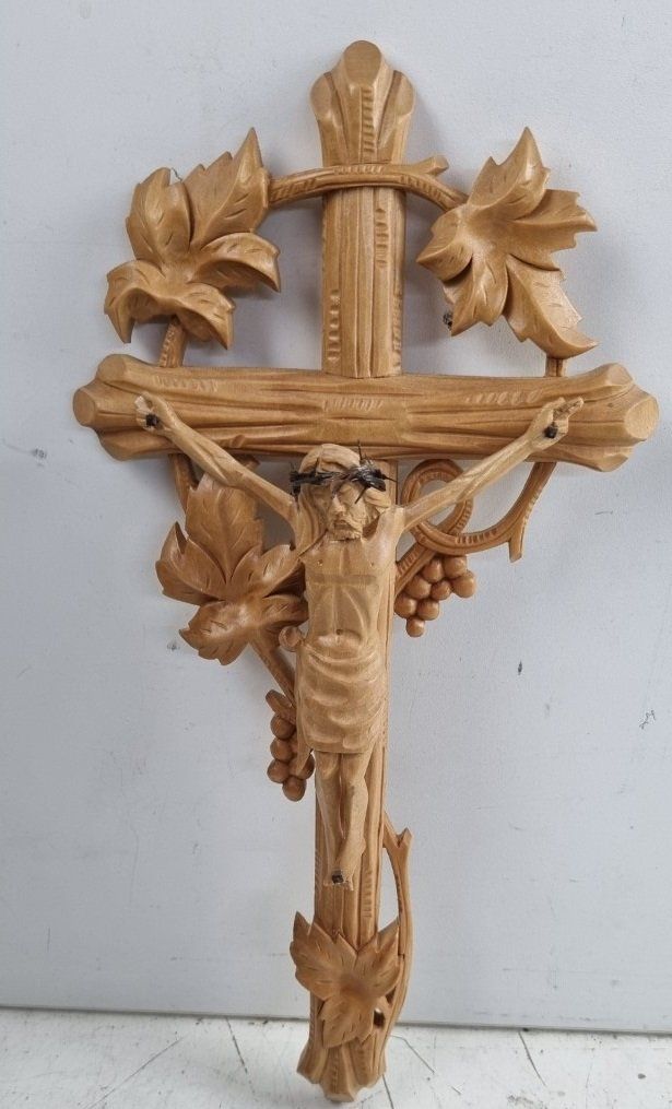 Figuren: Kleines Kruzifix reich verziert – Gebraucht aus Flums von Flumsantik