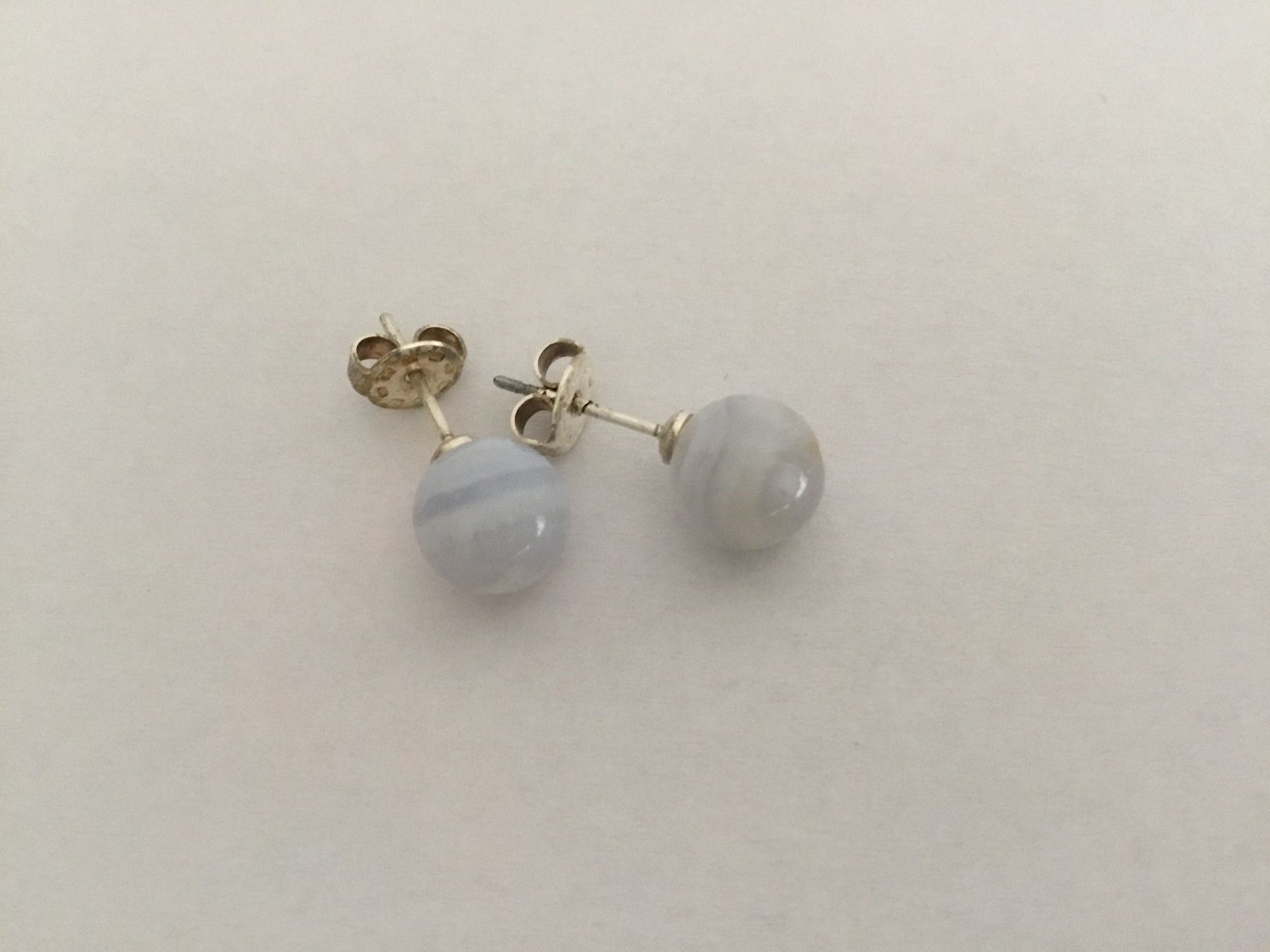 Orecchini pendenti & Orecchini a lobo: Ohrstecker Calcedon 8 mm Heilstein – Nuovo e nell'imballaggio originale da Doppleschwand venduto da lapis106
