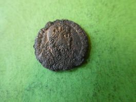 uralte Bronzemünze Kopf nach rechts    16 mm     1.83 g