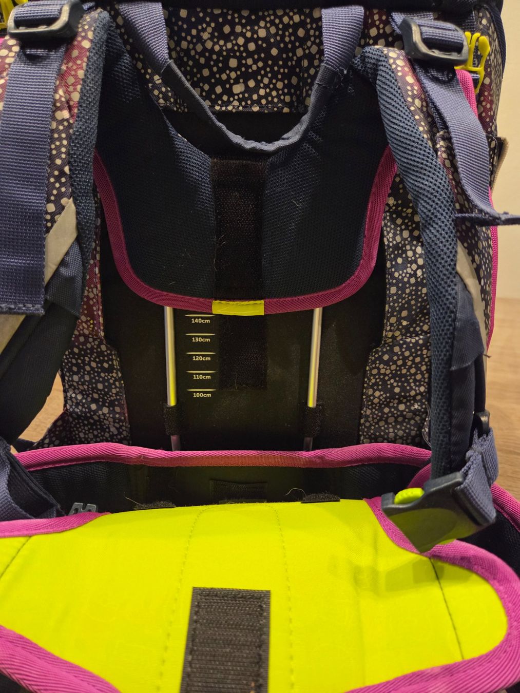 Ergobag Borse & Zaini: Ergobag Bärlaxy Glow – Schulrucksack – Usato da Thun venduto da obe_wpt5 4