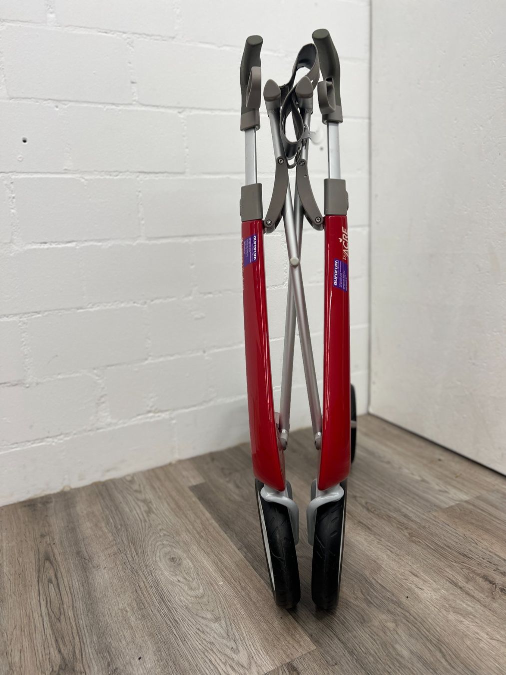 Gehhilfen: Rollator ACRE Carbon Ultralight erdberrenrot – Neu (gemäss Beschreibung) aus Steffisburg von  2