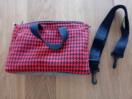Tasche rot-schwarz kariert mit Trageriemen 