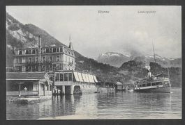 Vitznau Landungsplatz mit Dampfschiffen und Bahnhof