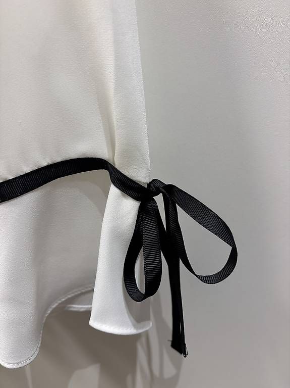 Blusen: Blusa elegante bianca con pizzo nero – Gebraucht aus Soazza von afa_r6cx 3