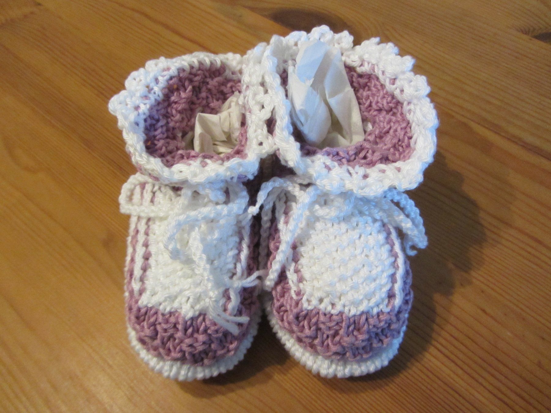 Calze per bambini: Baby Finckli Handarbeit gehäkelt. – Nuovo (secondo la descrizione) da Malters venduto da Hausi88