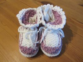 Baby Finckli Handarbeit gehäkelt.