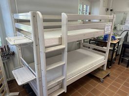 Schönes Flexa Etagenbett mit zwei Nachttischli