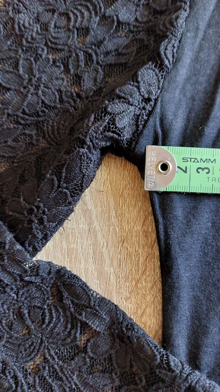 T-shirt: Schickes schwarzes Langarmshirt mit Spitze, Grösse M – Usato da Zollikofen venduto da Blackie 8