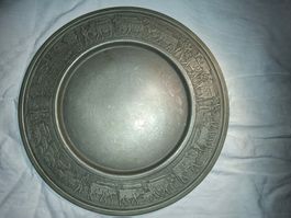 Antiker Zinn Teller mit bäuerlichem Relief Motiv!