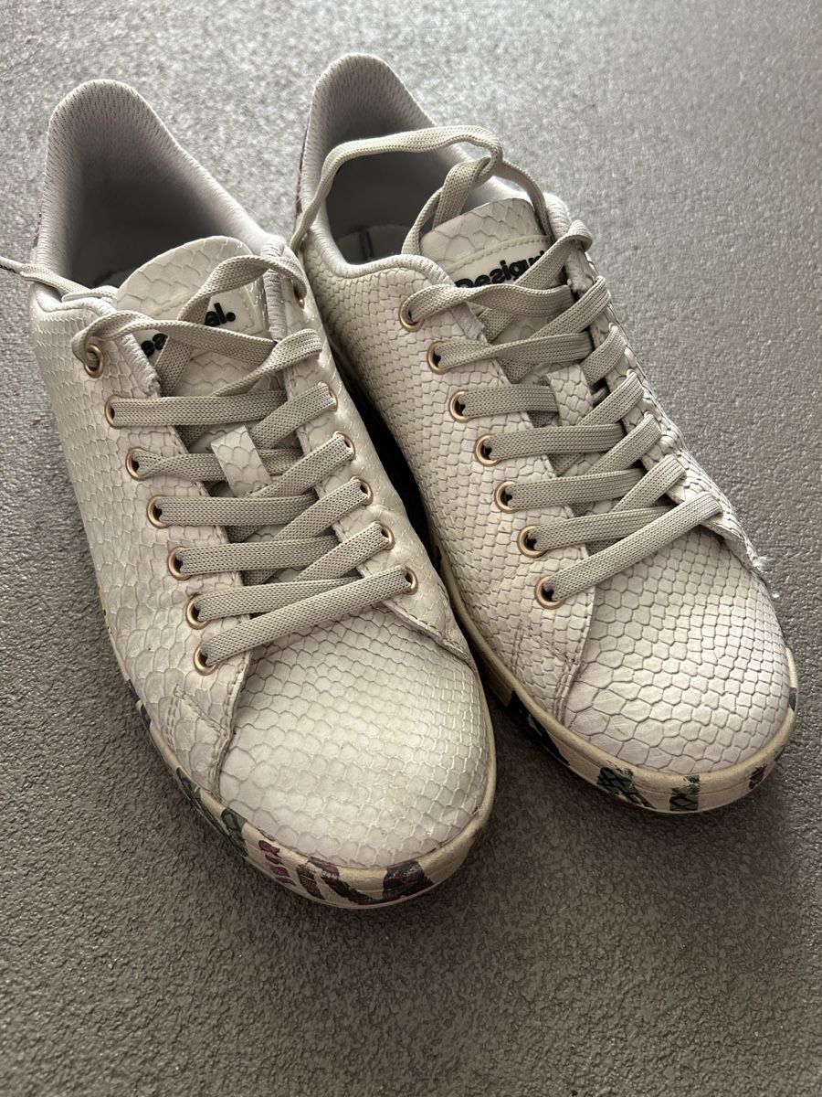 Desigual Scarpe da donna: Baskets Desigual blanches serpent imprimées 38 – Usato da Martigny venduto da lovejess