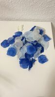 Blaue und weisse Rosenblätter Deko - Romantik für Hochzeit