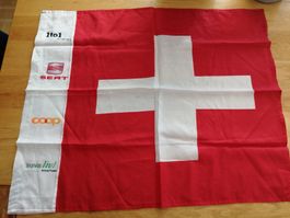 Schweizer Fahne mit Logos Coop, Seat, Suva, Energy