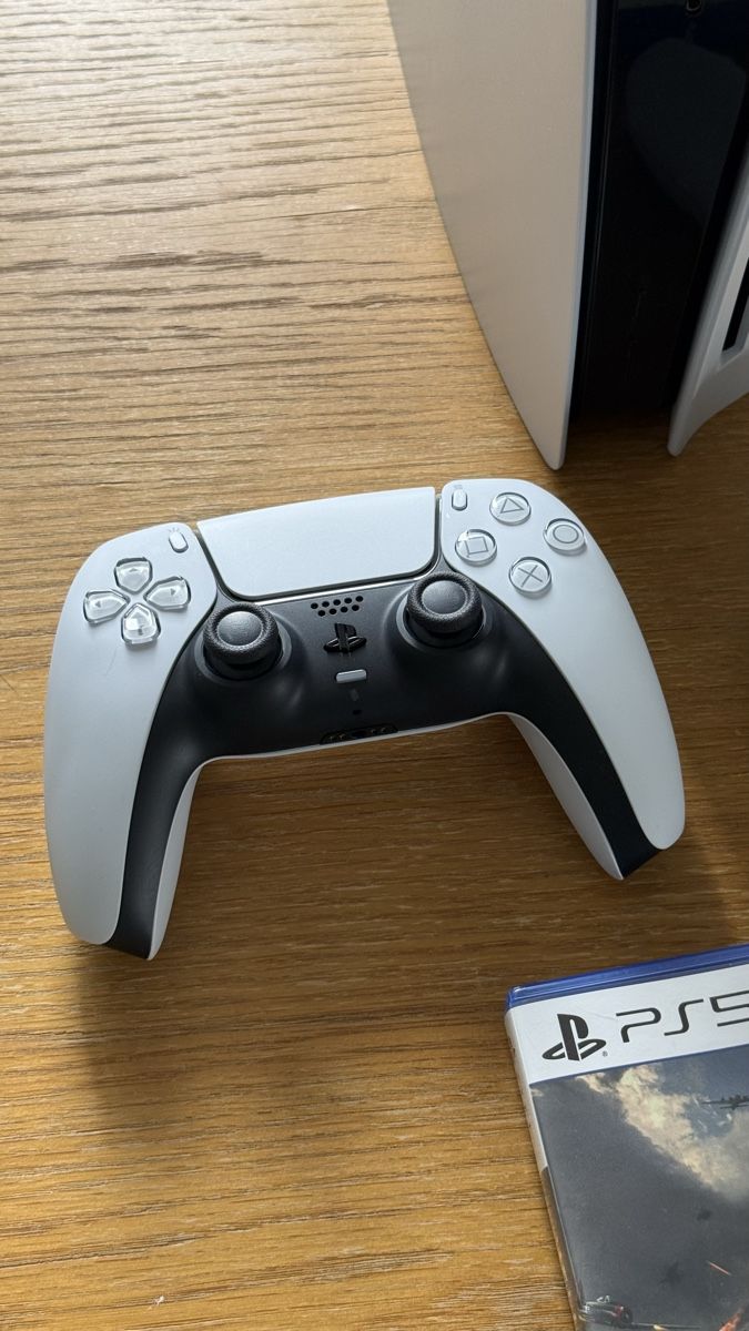 Sony Consoles: Sony PlayStation 5 Disc Edition inkl. 2 Controller + Game – D'occasion à Solothurn par TomBananaJoe 3