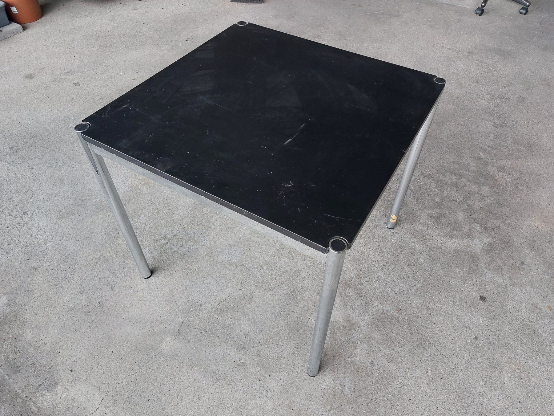 USM Tavoli: Tisch USM Haller 75x75x68 cm – Usato da Fürigen venduto da pil_5dm8
