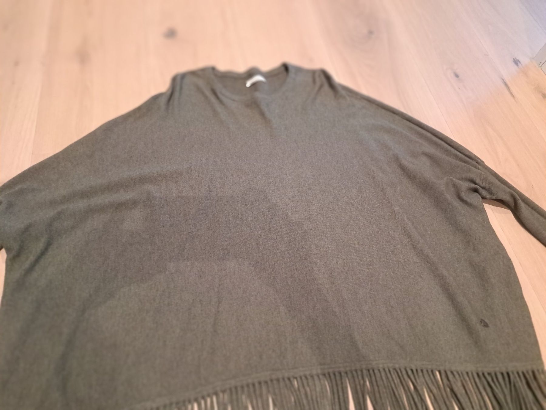 Altro in Moda donna: Schöner Damenpullover- Poncho mit Fransen, Grösse S/M, olive – Usato da Adlikon b.Regensdf venduto da didi_c 1