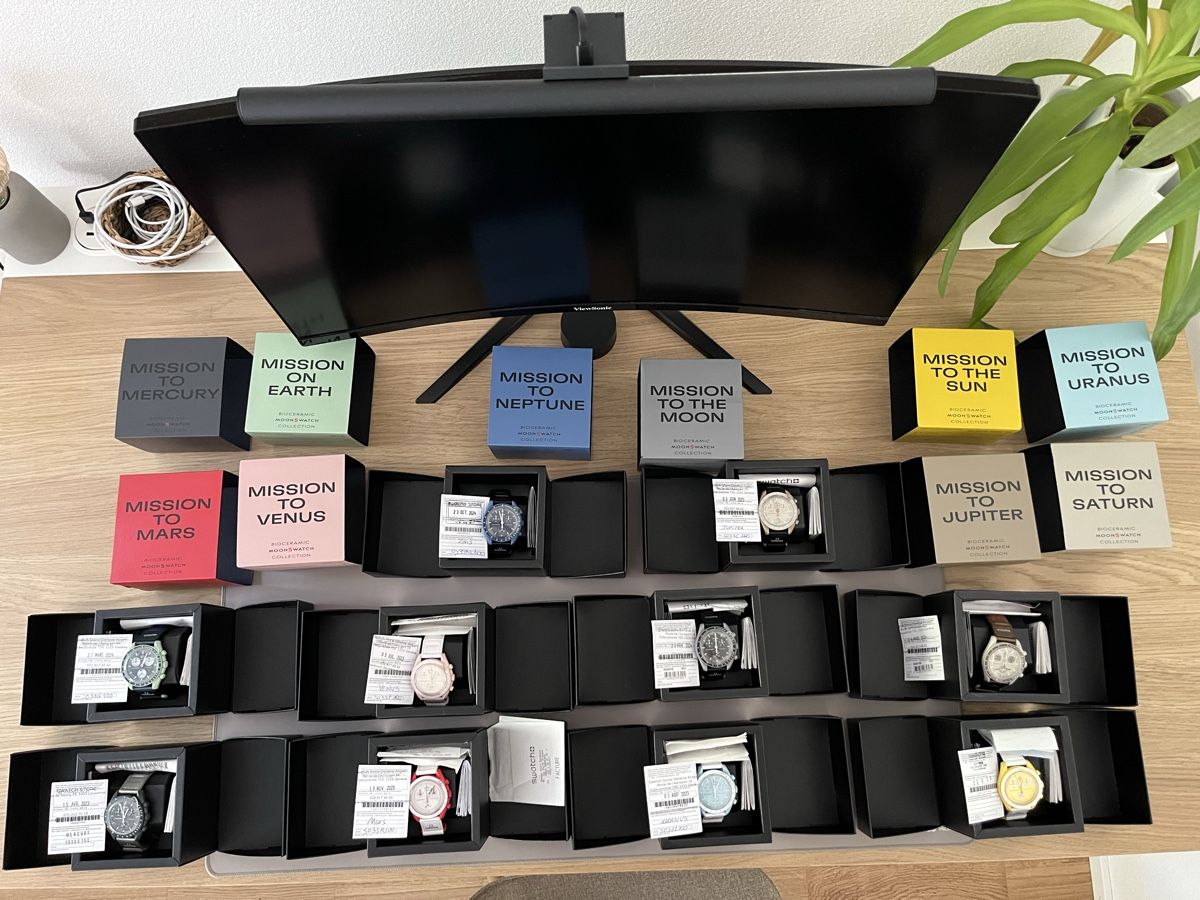 Swatch Uhren: Collection 11 MoonsWatch neuves – Neu und originalverpackt aus Fribourg von Spicchio