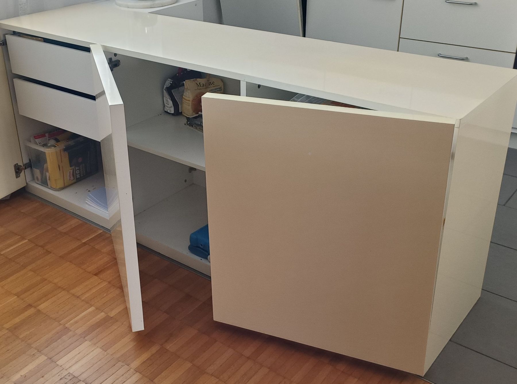 Cassettiere: Sideboard, Kommode Weiss mit Schubladen und Tuer GRATIS – Usato da Schlieren venduto da Pangbuddie