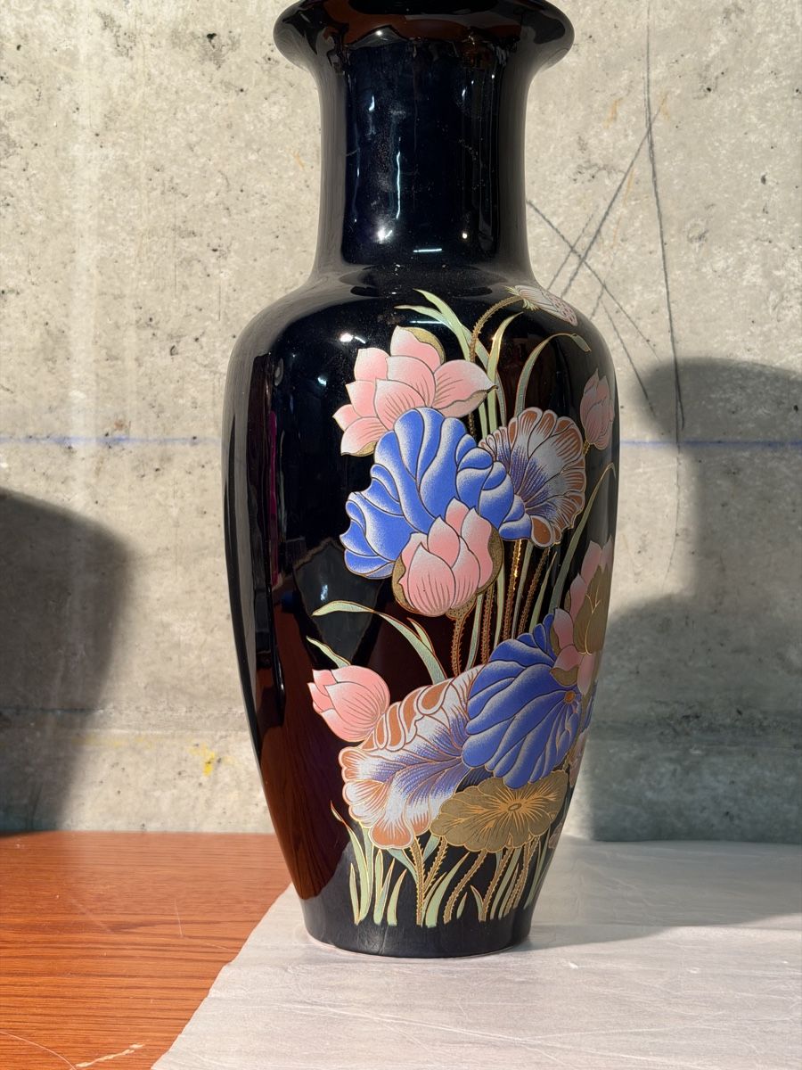 Vasen & Gefässe: Elegant Black Vase with Floral Design – Gebraucht aus Lausanne von vas_mbk2 1