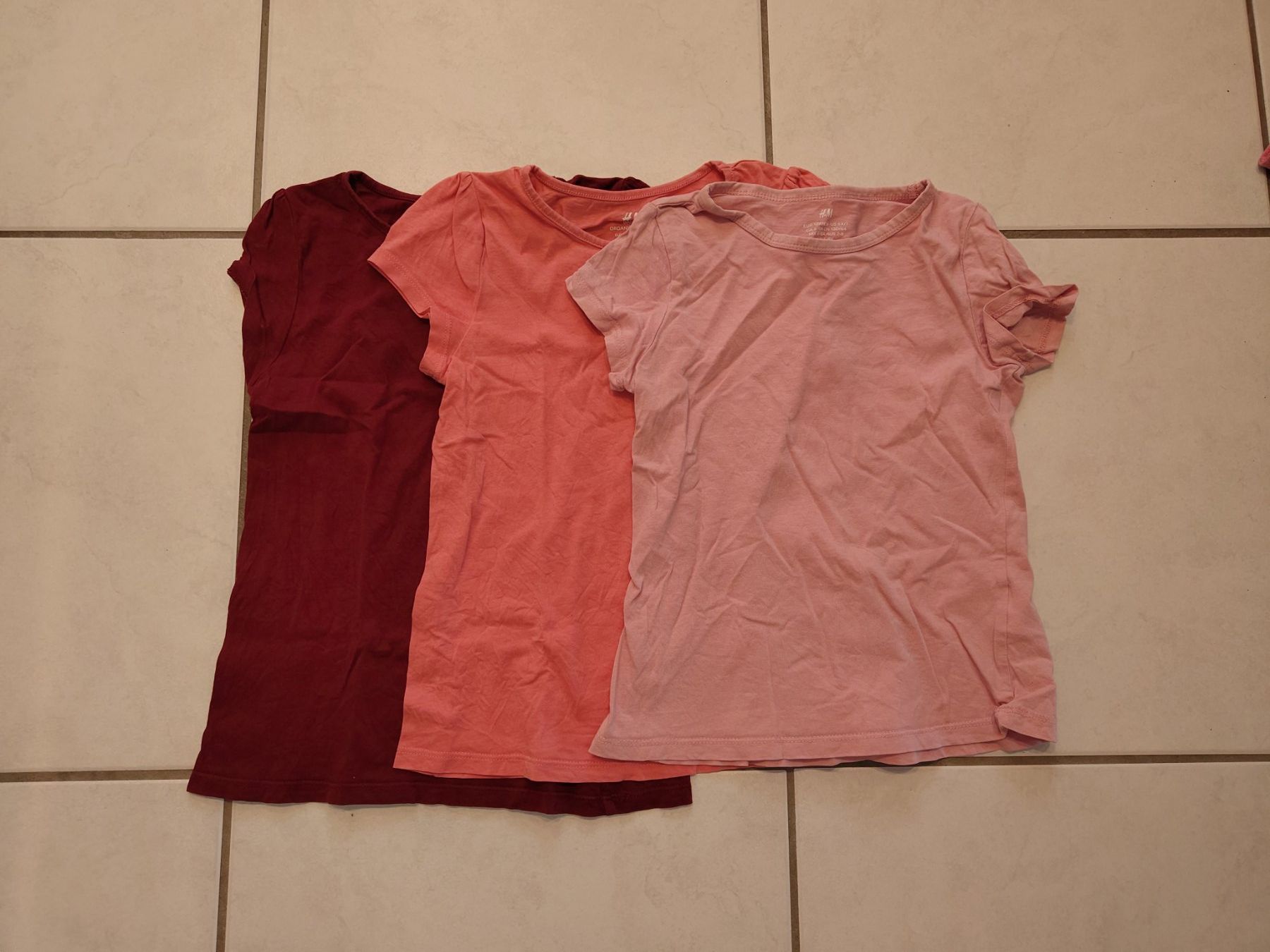 H&M Blusen, T-Shirts & Tops: 3x Kurzarm-Shirts 122/128 – Gebraucht aus Neerach von stens