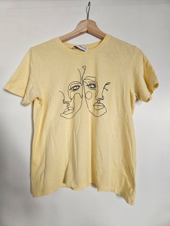 Gelbes, stylisches T-Shirt