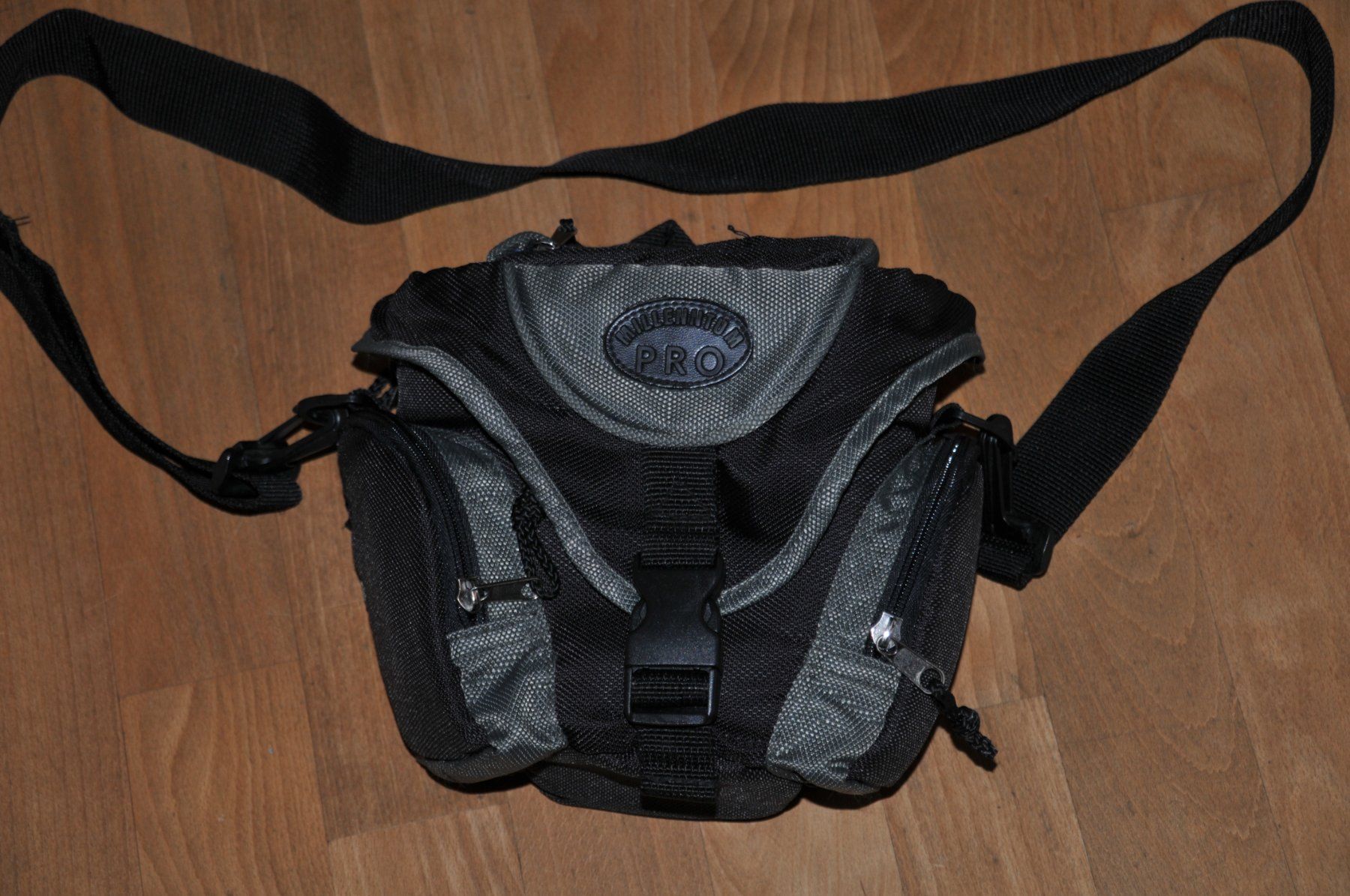 Taschen: Tasche für Spiegelreflex-Kamera - Millenium Pro – Gebraucht aus Winterthur von Schwestere 2
