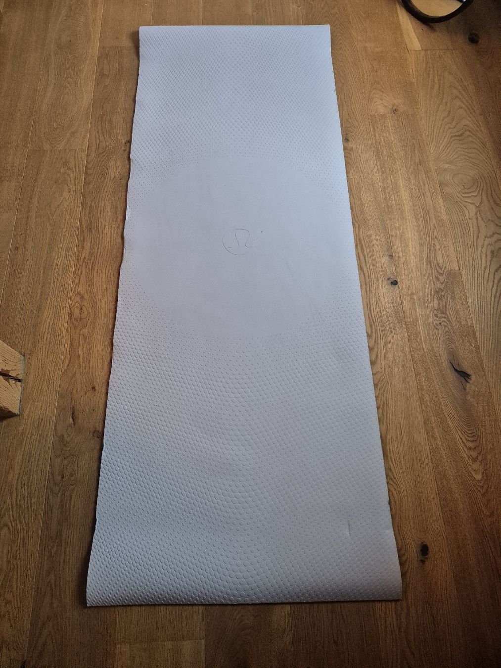 Lululemon Tappetini fitness: Lululemon Yogamatte, sie hat ein paar Falten u. einen Fehler – Usato da Ostermundigen venduto da Louhdezd