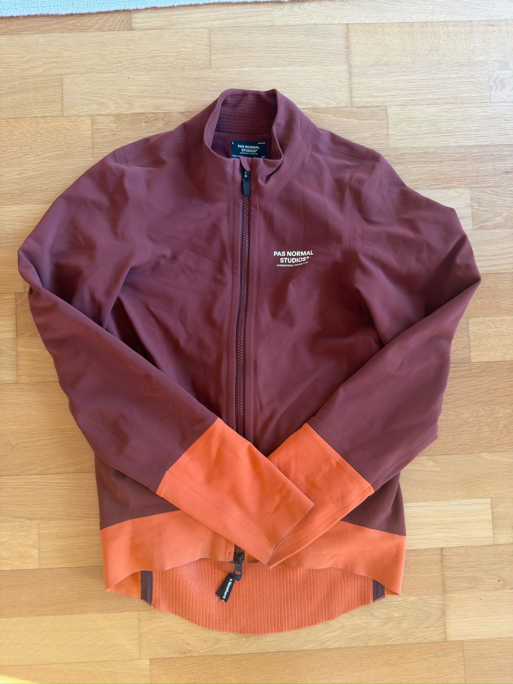 Pas Normal Studios Giacche: Pas Normal Studios Mechanism Thermal Jacket, Mahogany/Orange – Usato da Zürich venduto da magri_zh
