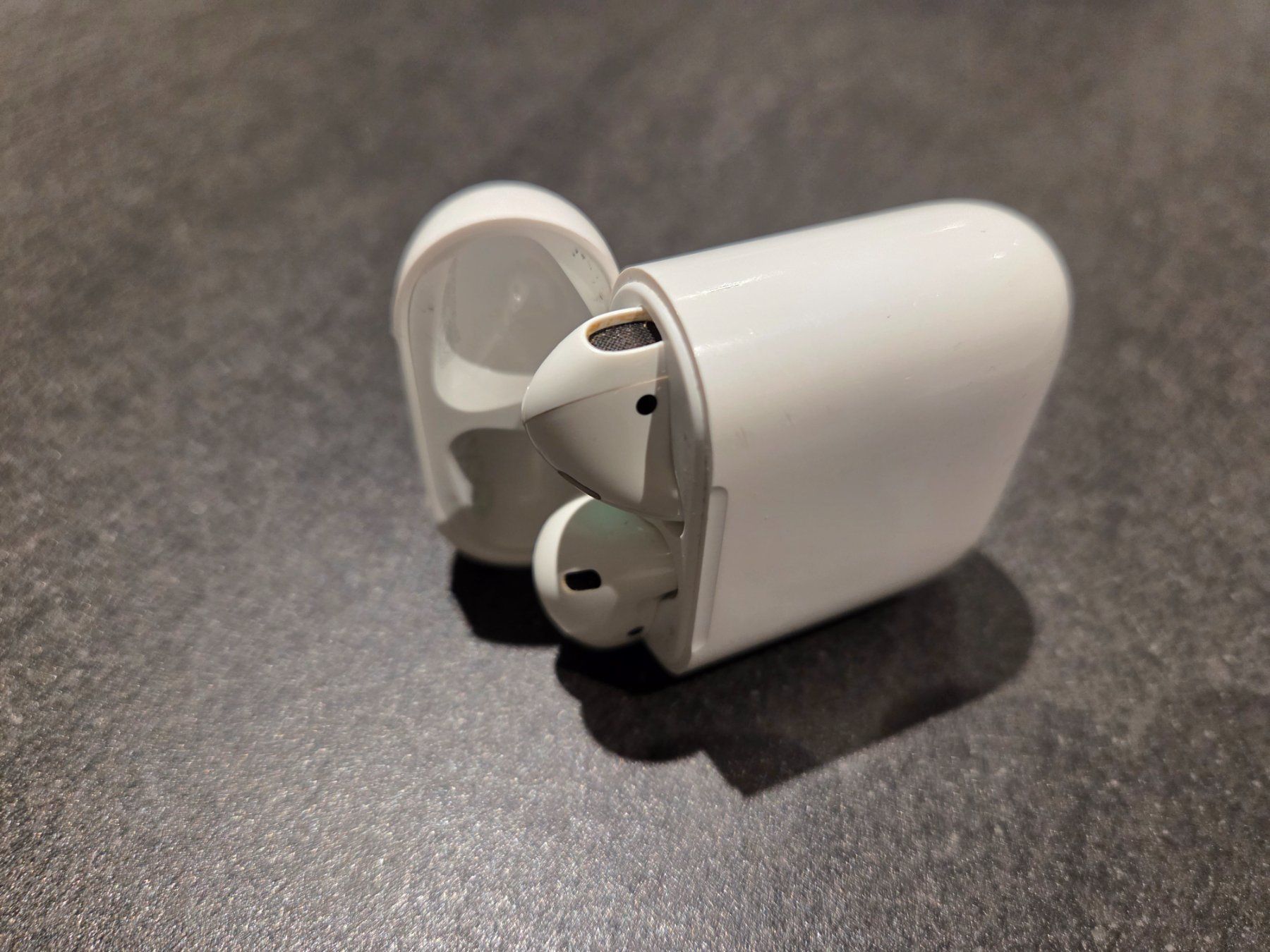 Apple Cuffie: Apple Airpods 2. Generation inkl. Ladecase – Usato da Stetten SH venduto da ExtremMIB 4