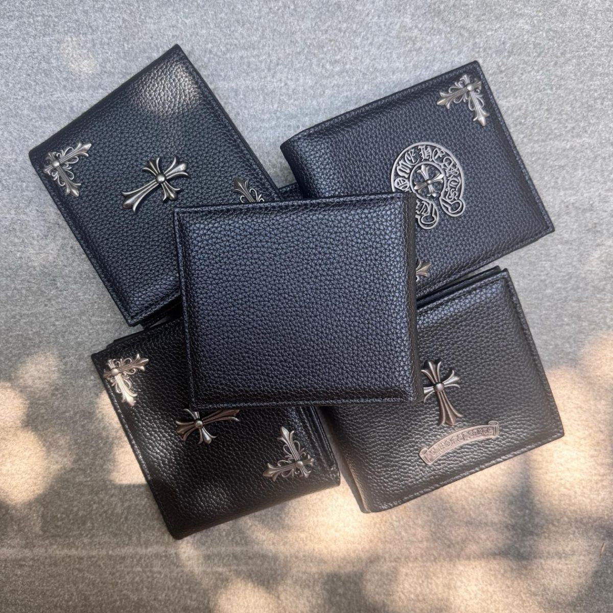 Chrome Hearts Portafogli: Gothic Cross Leather Wallet - Black with silver cross – Nuovo e nell'imballaggio originale da Caviano venduto da reselleo21 3