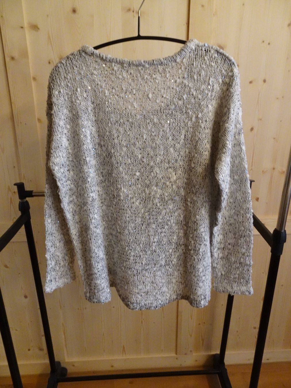 Pullover & Sweatshirts: Grauer-weisser Strick Pullover mit Pailletten Gr. M - 230150 – Gebraucht aus Küssnacht am Rigi von Good4Deckeli 1