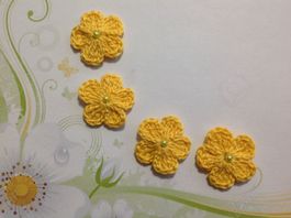 4 Stück Blumen gehäkelt mit Perlen (uncinetto, chrochet) 051