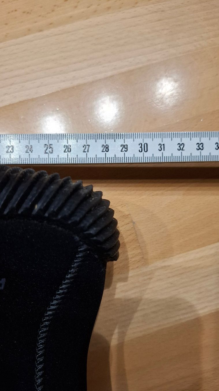 Scarpe da uomo: Aqualung Tauchschuhe Gr. 46 eher Gr. 44, 6.5mm – Usato da Ebikon venduto da Dubi1 6